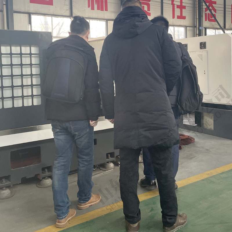 上海客户刘总来公司考察650数控立车系列