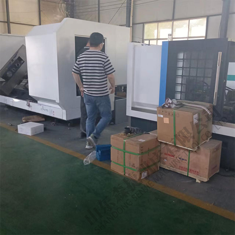 济宁李总来公司考察数控车床还有斜式铣打机