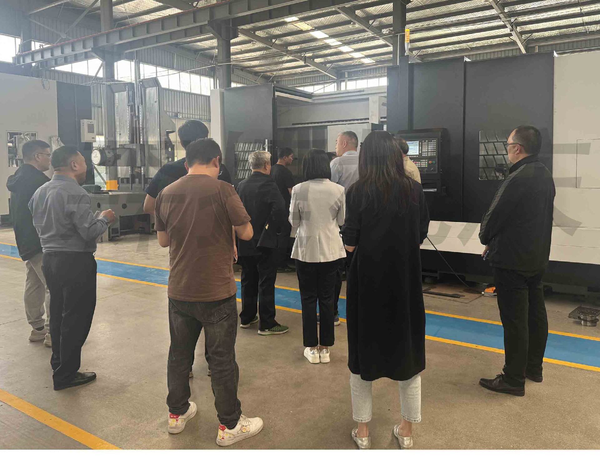 河南客户来我们公司视察STCK160-2500双头车床