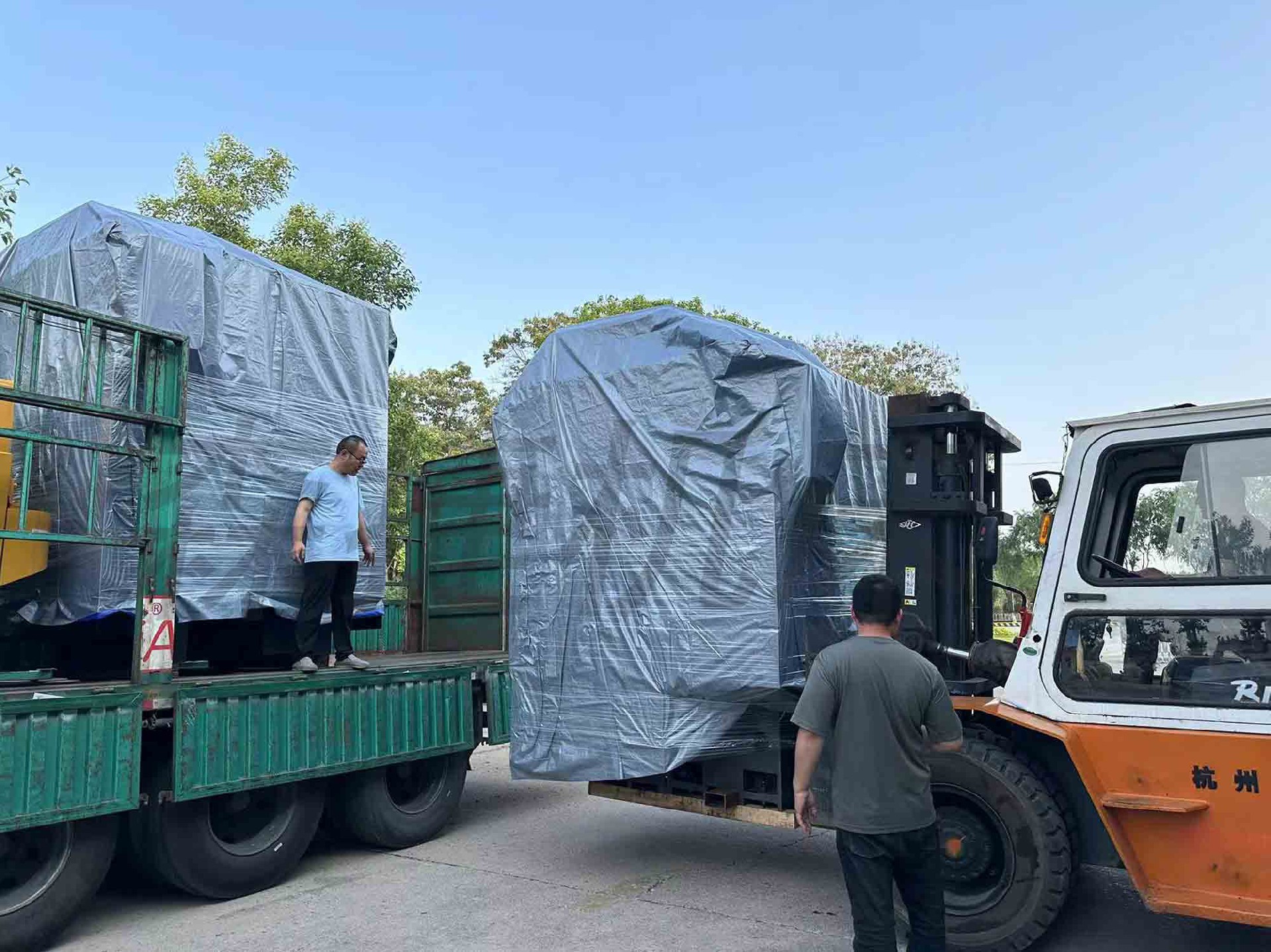 河南客户一次性订购了两台650数控立车正在发货中