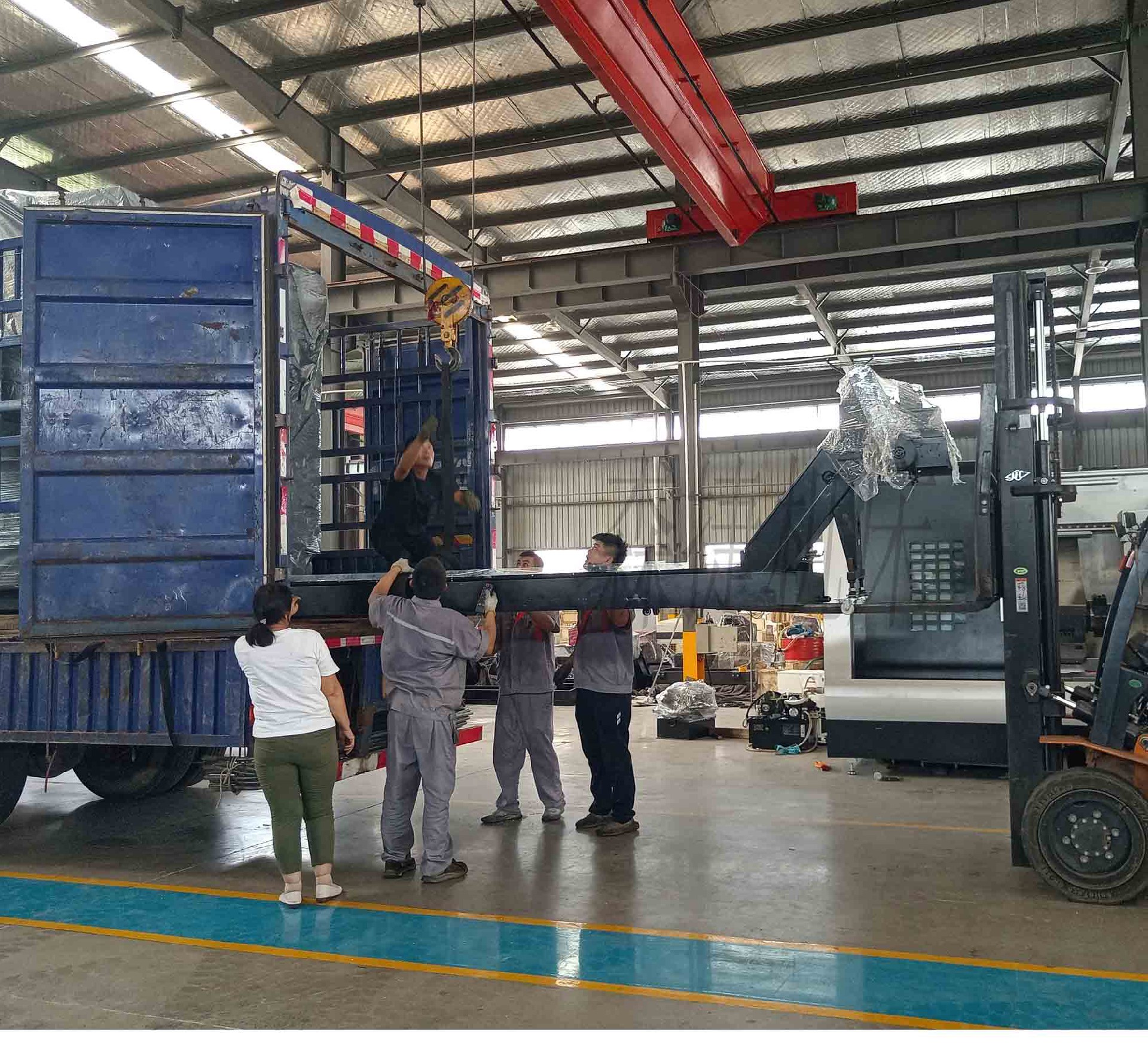 STCK120-2600双头数控车床发往湖北可一次装夹两端同时加工提高同轴度