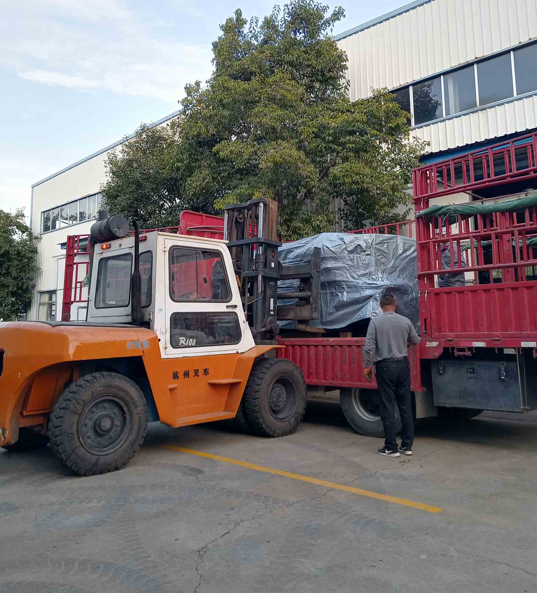 泰安客户定制多头钻孔专机一次装夹可同时加工四个发货